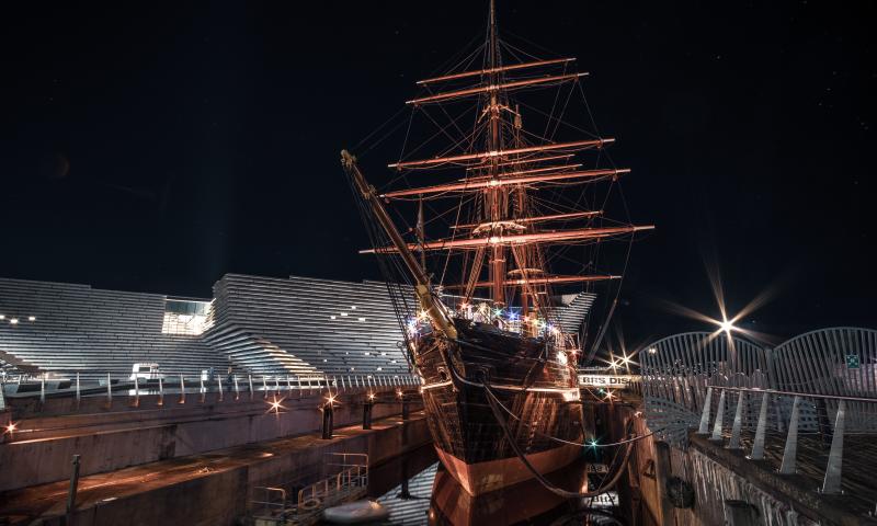 RRS Discovery at night