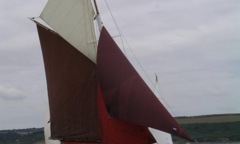 Bow view, full sail