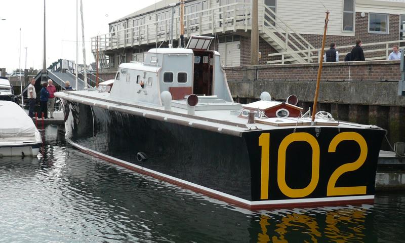 HSL 102 stern facing