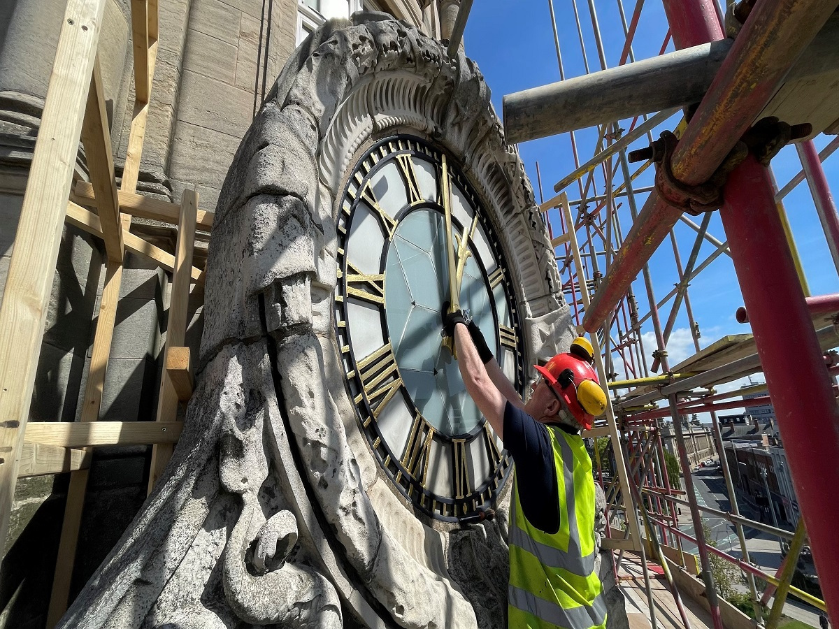 Hull clock