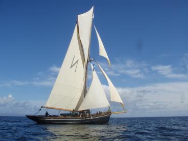 Mascotte - starboard view, under sail