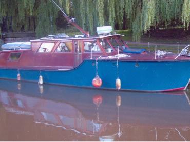 FRIENDS FOLLY alongside - starboard side