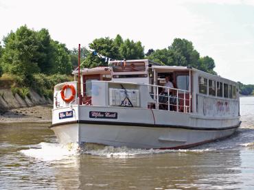 Clifton Castle underway on the upper Thames
