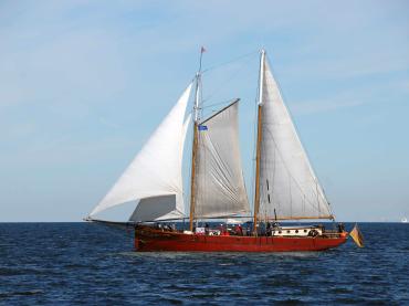 Ethel von Brixham - under sail