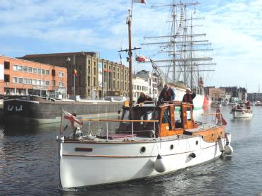 Papillon - port bow
