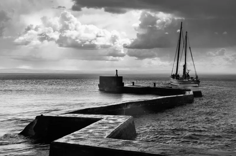 Black and white photo showing Reaper sailing to the right of The Blocks