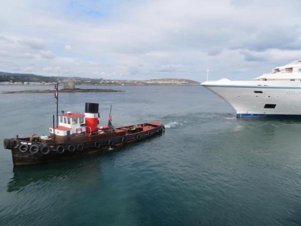 Wendy Ann assisting a cruise ship at Douglas 