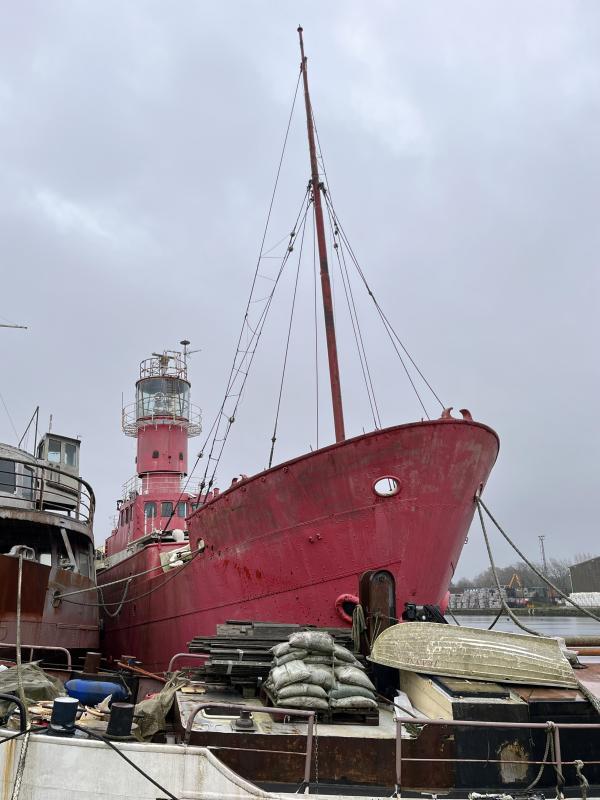 LV23 alongside in Sharpness Dock, Stbd bow view.
