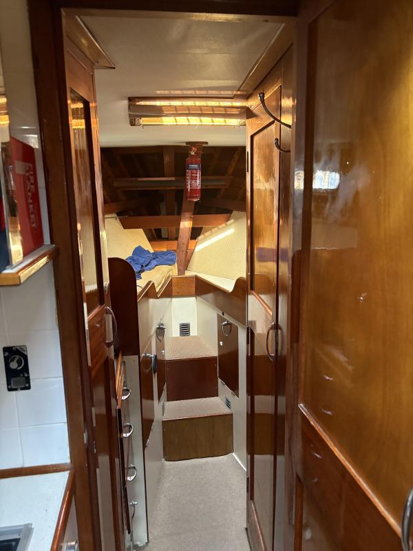 Heidi of Bembridge's interior, facing fore