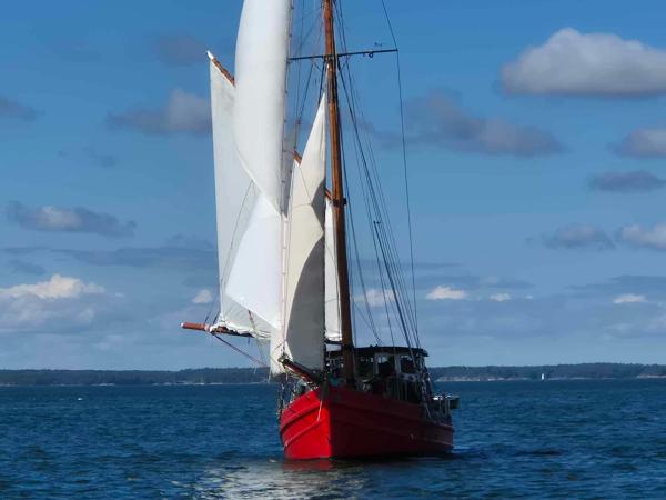 S/V Kess seen from astern