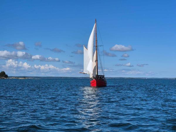 S/V Kess seen from astern