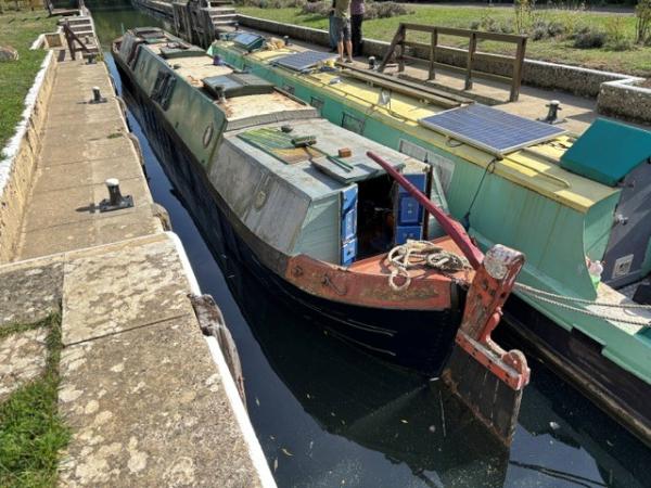 Banbury moored at lock landing
