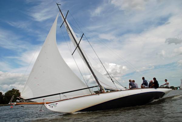 Maidie - underway, port side view