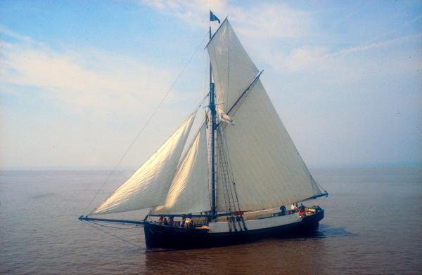 Port side view, in sail