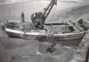 ADVANCE clearing a berth at Clarence Wharf, Bideford, circa 1953.  The crane grab can be seen still in use. Ref: 13/advance1953.gif