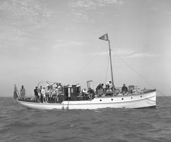 Dorothea under way - starboard side