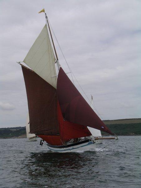 Bow view, full sail
