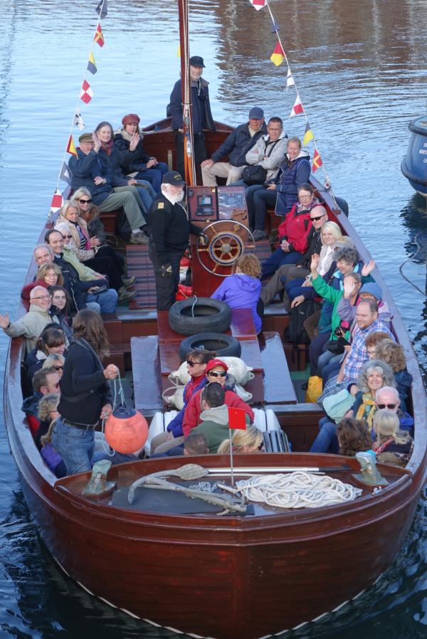 Sula II with passengers, 2015