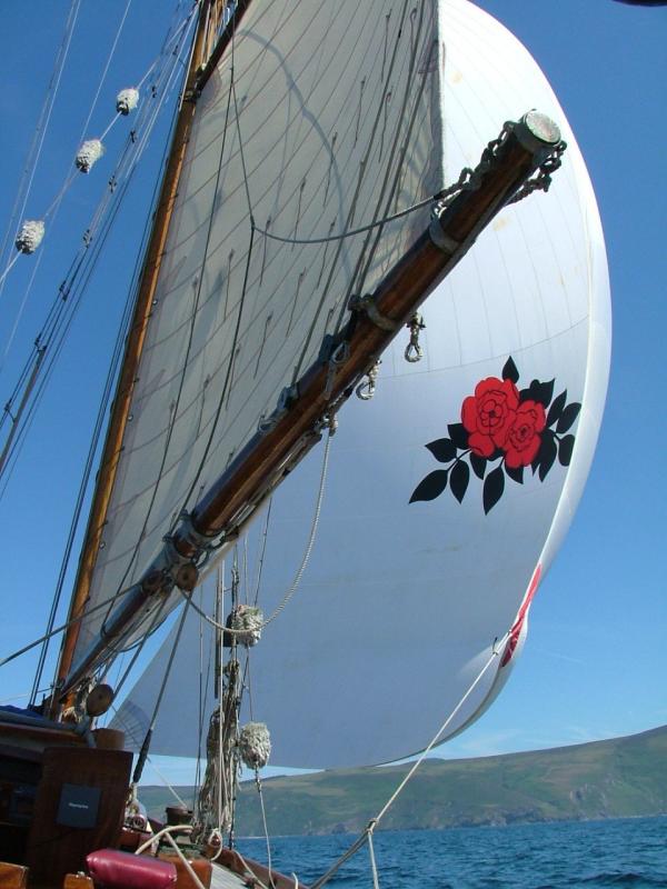Espanola with spinnaker