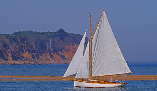 Kestrel sailing into the Deben
