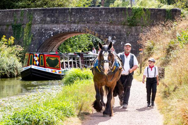 It’s a family affair at the Tiverton Canal Company, as Dave and Becky are joined by Jacob (8) & Ollie (5) for the trip along the Grand Western canal, based in Tiverton, Devon. The company features one of the last horse drawn barges in the UK, and the barg