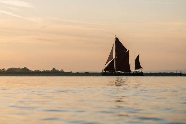 Hydrogen full sail dusk