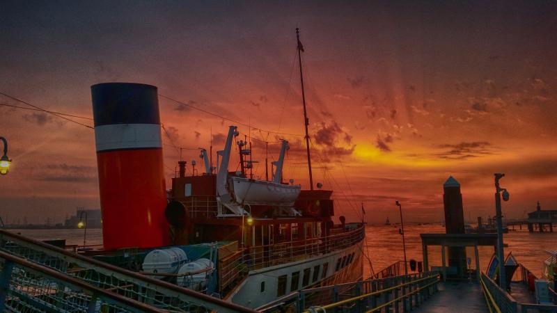 Photo Comp 2018 (C) - Morning sunrise over the Waverley at Gravesend, by Jason Arthur