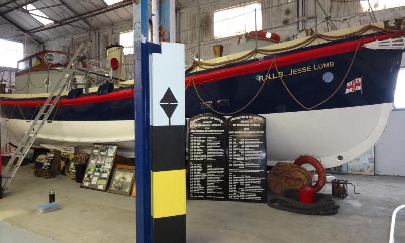 JESSE LUMB Classic Boat Museum b