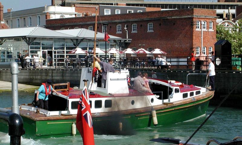Green Parrot executing a tight turn between Warrior Pier and Dockyard Pontoon 2004