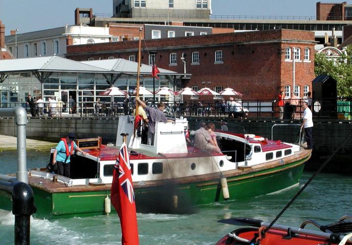 Green Parrot executing a tight turn between Warrior Pier and Dockyard Pontoon 2004