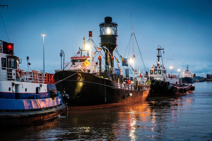 Spurn Lightship arrives at Hull Marina March 2023