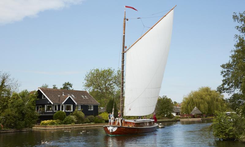 Ardea sailing on the Bure, port bow view
