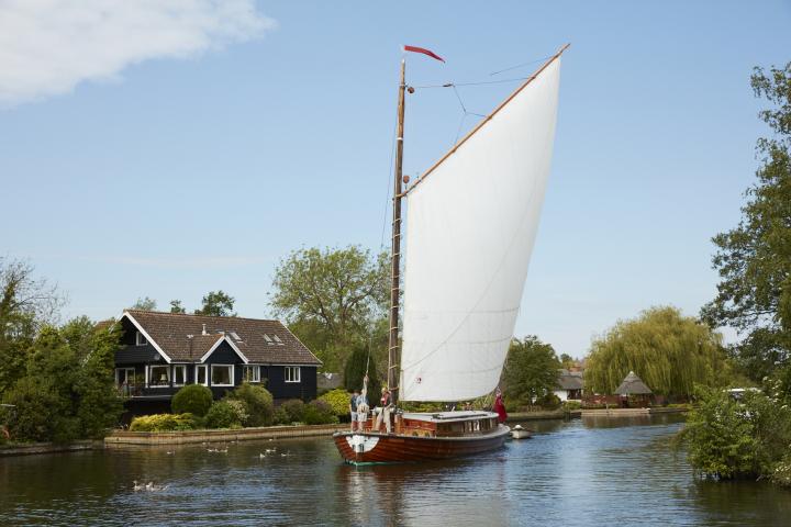 Ardea sailing on the Bure, port bow view