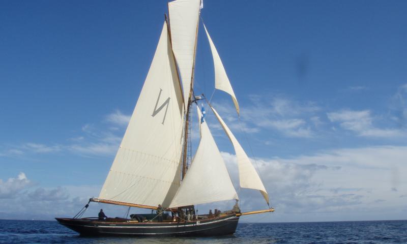 Mascotte - starboard view, under sail
