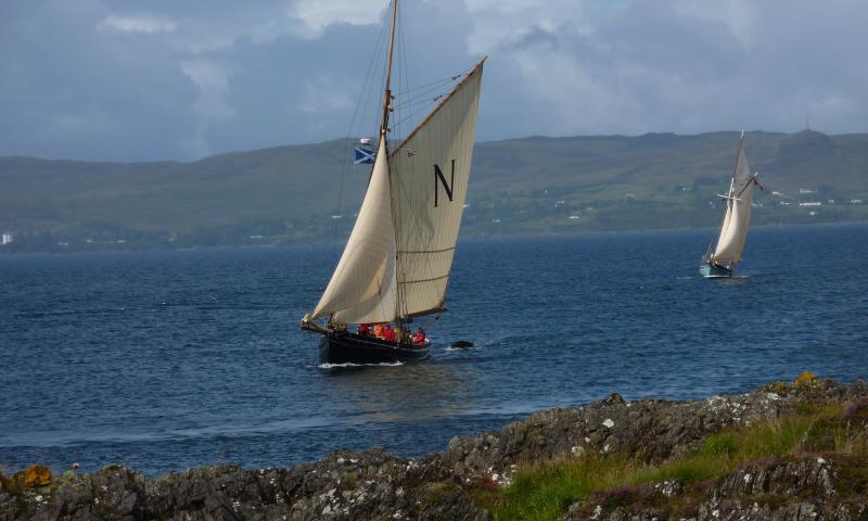 Mascotte - starboard bow, under sail