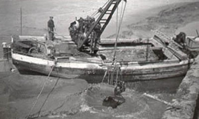 ADVANCE clearing a berth at Clarence Wharf, Bideford, circa 1953.  The crane grab can be seen still in use. Ref: 13/advance1953.gif