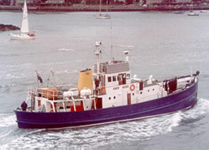 NAVIGATOR - underway entering port, starboard side. Ref: Assoc Docs (navigator.gif)