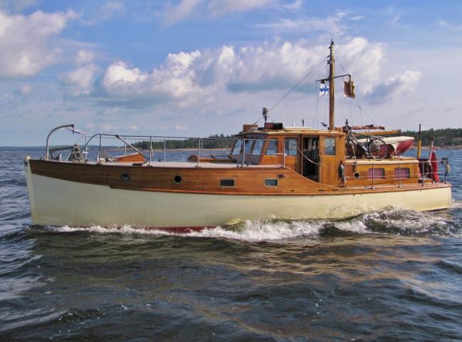 M Y Ruda - at sea, port side view