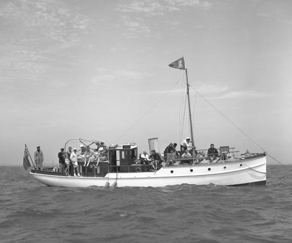 Dorothea under way - starboard side