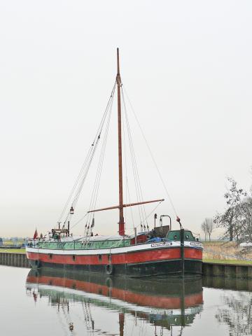 bow view, starboard side