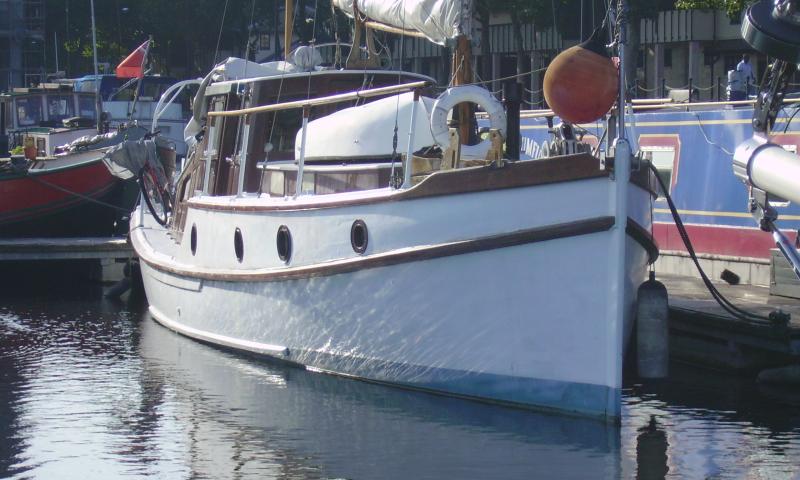 Bow view, starboard side