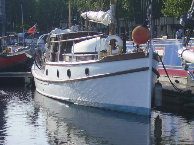 Bow view, starboard side