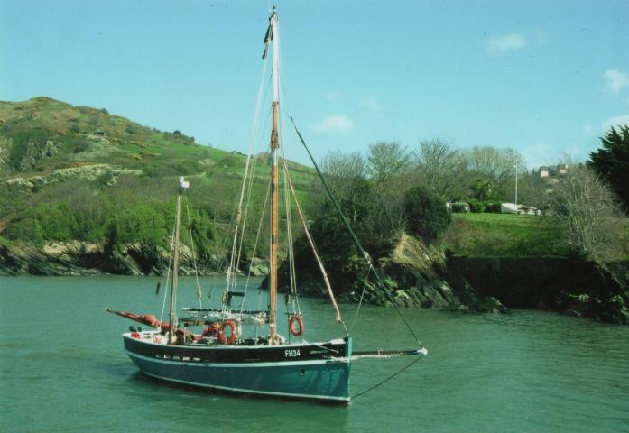 WHITE HEATHER starboard bow