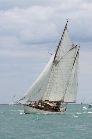 MAYBIRD - port view under sail