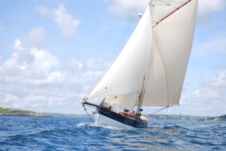 Bow view, under way