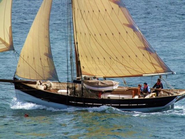 Port side view, under sail