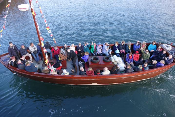Sula II with passengers, 2015