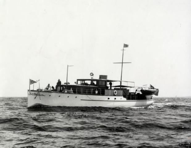 Black & White sailing