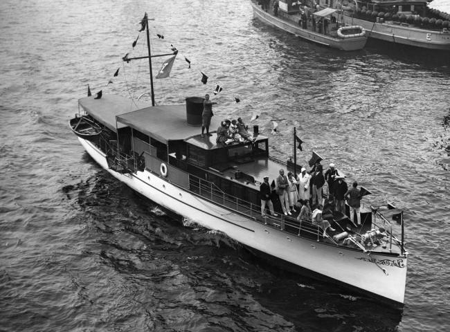 Black & White sailing overhead view