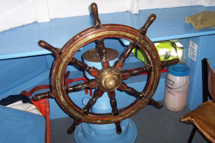 Western Lady IV - steering wheel